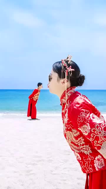 摄影师亲自为新郎示范动作,这大小人婚纱照拍得真不赖!