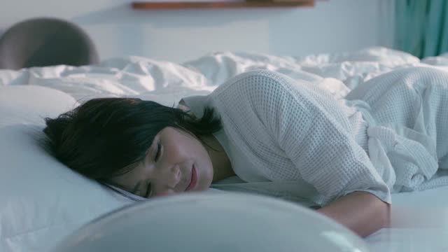 欢乐颂2:刘涛厕所晕倒,这睡姿太萌了