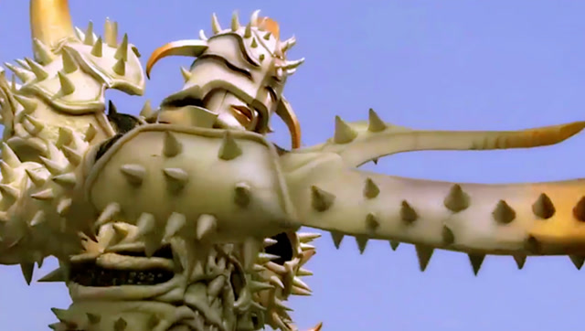 假面骑士甲斗:异虫王后逆袭,雷蜓 旋蜂王被揍惨!