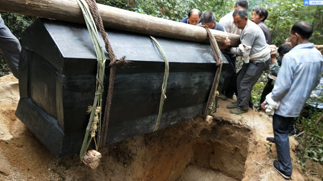 湖南农村土葬,这棺材真大,墓穴都放不下去