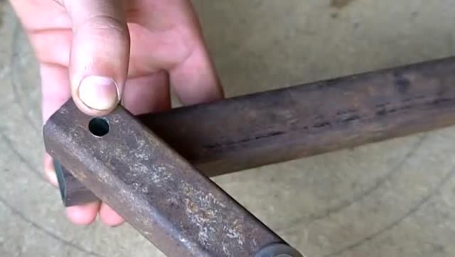 民间手工达人用铁管自制一种工具,成品有大用处!