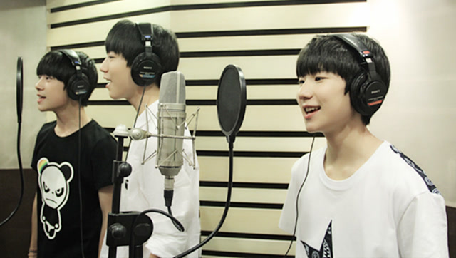 tfboys演唱《 love with you》,三小只化身爱心小天使!