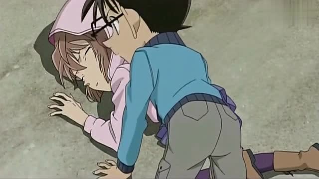 柯南男友力十足,保护灰原哀动作太帅了,小哀一秒沦陷!