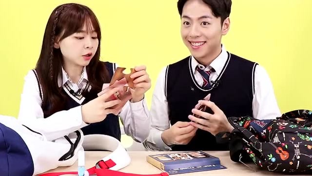 小伶玩具小伶和马树哥哥挑战表情包卡片马树秒变妖娆女