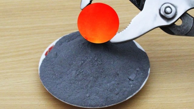 老外把1000℃的火球放火药上,会怎样?网友:整个屏幕都白了!