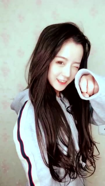 网络红人"莉哥"卖萌表演,乖乖的模样,好可爱!