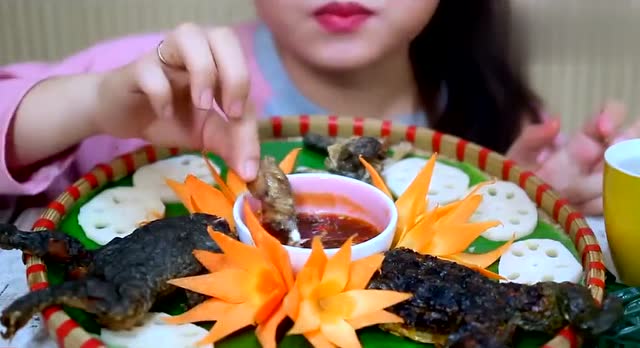 大胃王美女吃油炸青蛙加藕片,声清脆,吃得真馋人