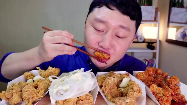 韩国小伙吃不同风味的辣炸鸡肉,大口猛吃,看得流口水