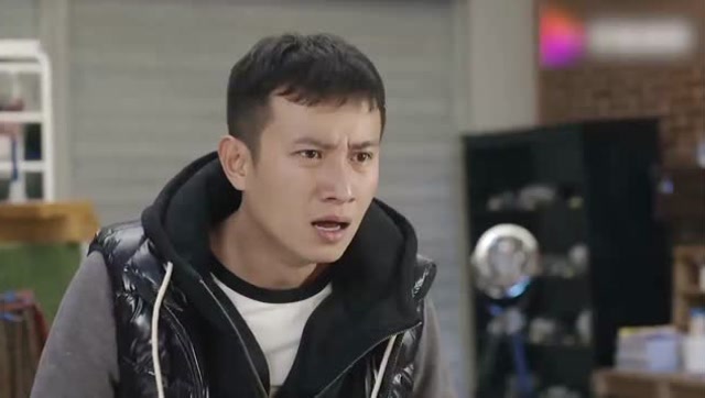 小爸爸于果失魂落魄回到家中刚想睡觉突然发现有人吓了一跳