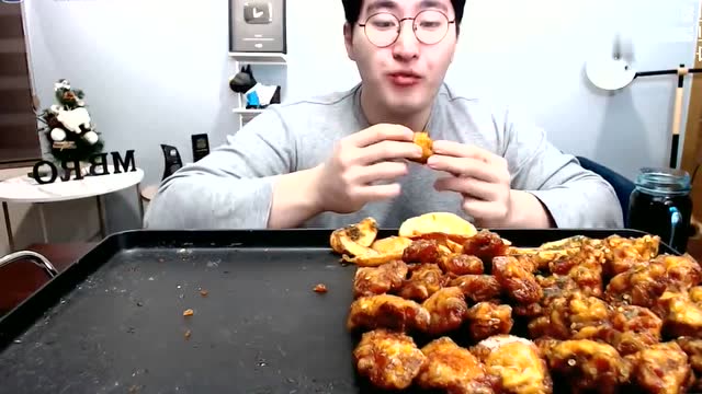 韩国大胃王牛哥深夜放毒狂啃一锅炸鸡腿,看得我直流口水