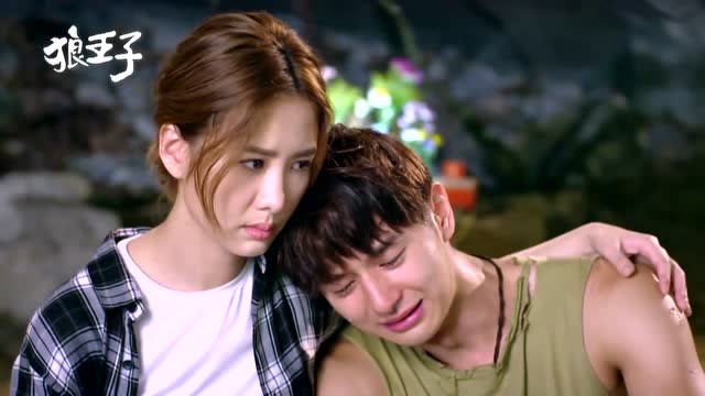 狼王子:狼孩带着甜美女主回狼穴避雨,狼孩对相机好奇被吸引