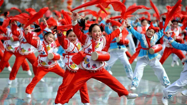 腰鼓舞张灯结彩