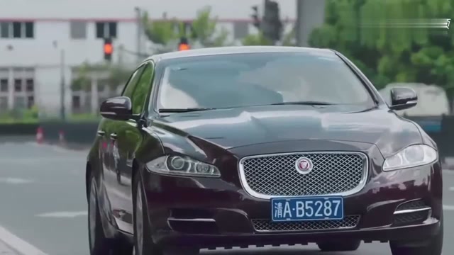 李云恺撞了车,刚好遇见了张果果,张果果二话不说上去就是一脚!