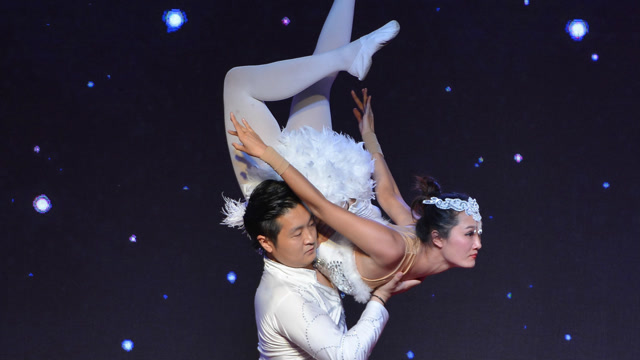 沈阳:男女《上天鹅》力量组合芭蕾舞唯美上演 力与美的完美结合