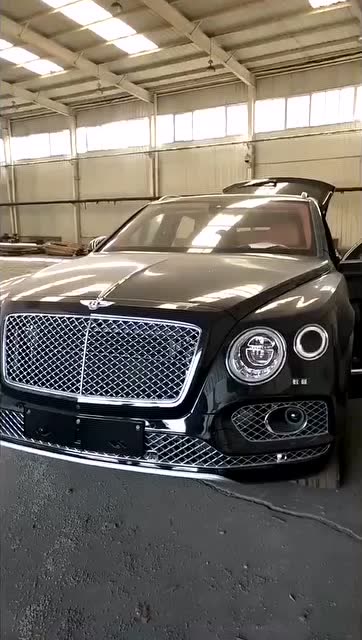 6.0t黑色顶配12缸的宾利添越,带钓鱼座的,真是太豪华了!