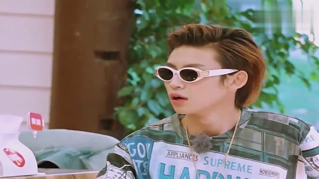 小鬼餐厅扮演客人,黄明昊服务周到,喝第一口水就不爽