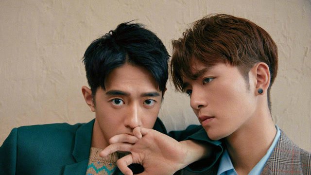 王鹤棣甜蜜喂食官鸿,官鸿一脸受宠若惊,主持人秒变小迷妹!