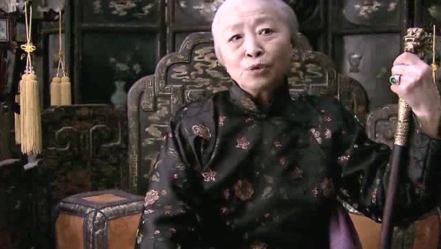 《铁梨花》老太太故意刁难铁梨花,说要让铁梨花睡在柴房