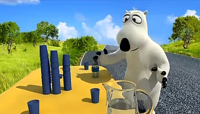 《倒霉熊3》倒霉熊打开一瓶水刚想喝,就被公公抢走喝掉了很是生气!