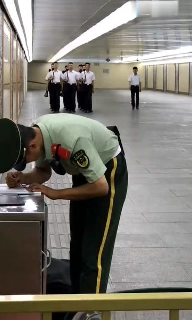 武警战士认真的记录着,看到便衣军人走来,变向他们敬礼!