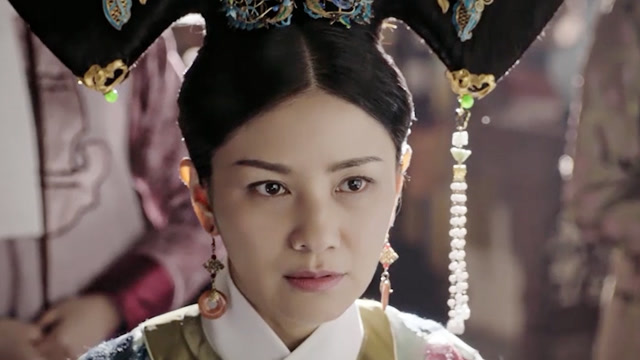 胡可凭借出演宫斗剧《如懿传》纯贵妃苏绿筠一角,算是小火了一把