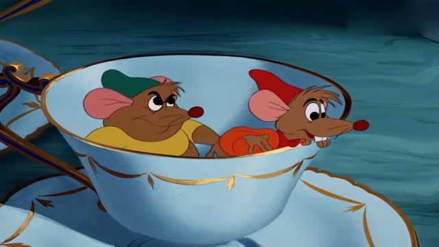 灰姑娘的姐姐们都说玻璃鞋是她们的,小老鼠偷偷从继母那里拿钥匙