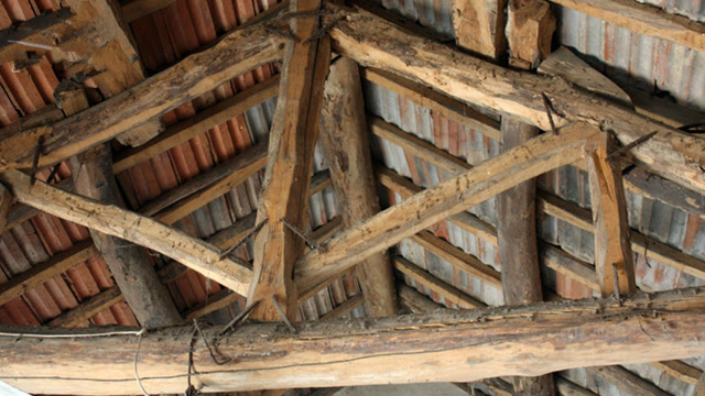 农村有人专门高价收购旧房梁,都收去干什么?背后隐藏的利润很客观