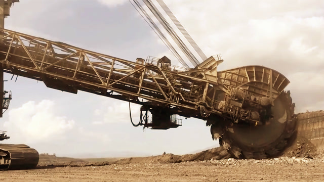 一款巨型机械挖山怪物,约15层楼高,造价6个亿!