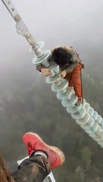 负重前行的男人,网友:给我100万也不干这活!