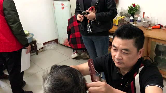 农民工代表也是当代名人油画大师王少林爱心资助6