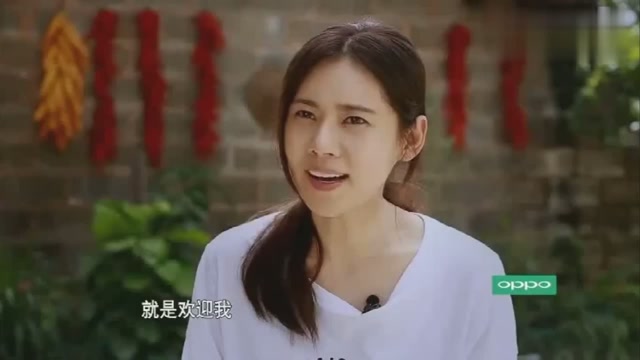 《明星到我家》秋瓷炫给公婆敬茶,一脸似懂非懂的表情真可爱