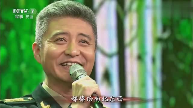 周炜深情演唱绿色军衣,唱了军人对军队的依恋情怀!好听!