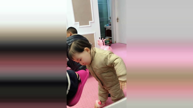 宝宝闻了一下妈妈的脚丫子,接下来宝宝的反应太可爱了!