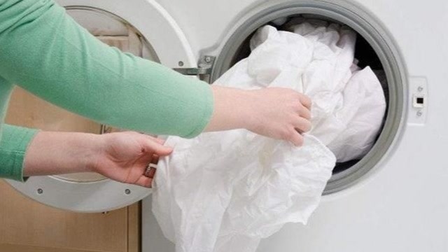 别再用洗衣粉洗床单了,只需在水里加点"料",床单立马焕然一新