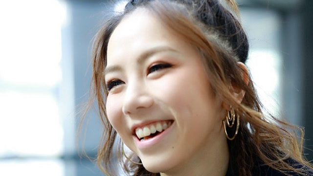 邓紫棋这是咋了?竟在机场"毫无顾忌"的大笑,女神范瞬间全无!