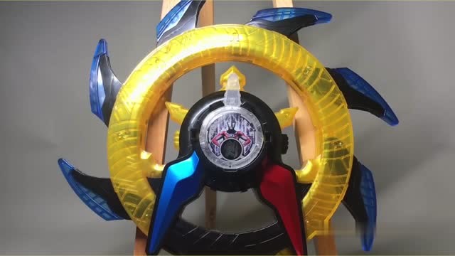 《罗布奥特曼》罗布光轮实物变身展示!"欧布起源水晶"