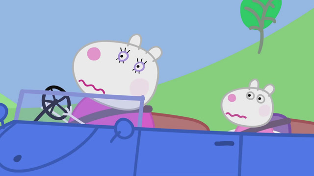 正在开车的苏西妈妈突然一个急刹车,车上的苏西吓得绷紧了嘴巴