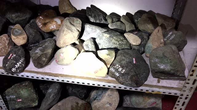 赌石现场,翡翠原石上万块的极品猛料