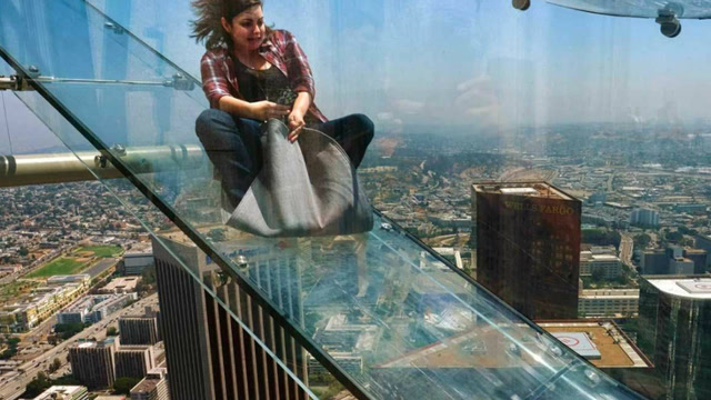 玻璃桥变走光桥 这些游客的做法让人无可奈何