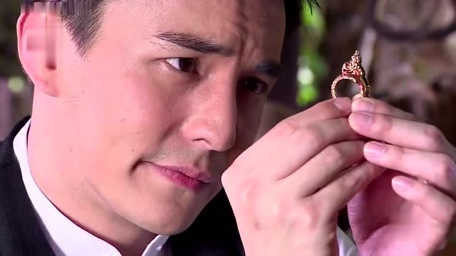 孽情魅戒:总裁对店主的古董戒指感兴趣,被戒指上龙头晃动吓了一跳