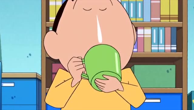 蜡笔小新:风间怕暴露自己喜欢萌,喝个牛奶都这么紧张!