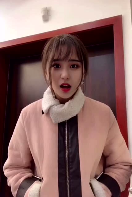 紫然想上厕所,叫钟婷买"包子"钟婷真的买了包子送到厕所里!