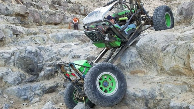 能无视巨型岩石路面 老外自制的超强越野车