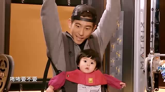 修杰楷波妞一起做引体向上运动,两人的表情超可爱!