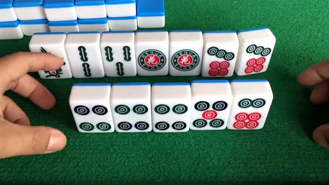 农村小伙打麻将这次可算聪明了拿到四筒没有暗杠直接自摸