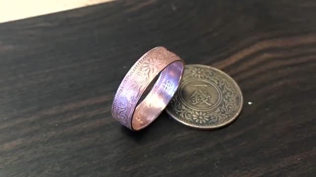 老外用古钱币打造出一枚戒指出来,真会玩