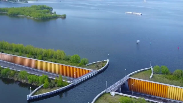 荷兰首座建在水下的桥,节约成本还减少时间消耗,不亲眼所见真不信