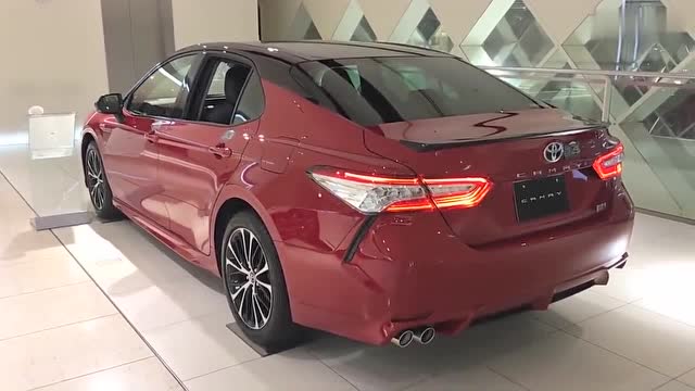 日本车展上的全新火红凯美瑞,黑红相间的配色很绚丽,颜值在线