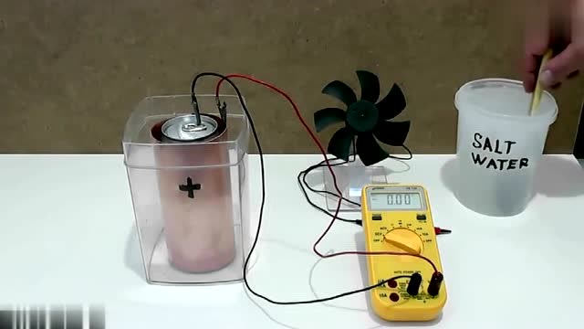 用一杯盐水就能自制电池大神来解释下啥原理