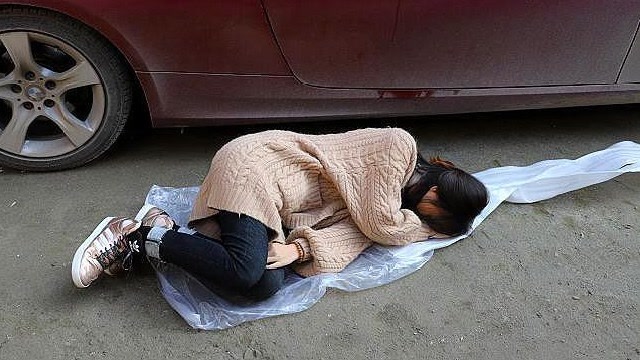 孕妇摔倒被无视,退伍军人抱到医院后,瞬间暴富!